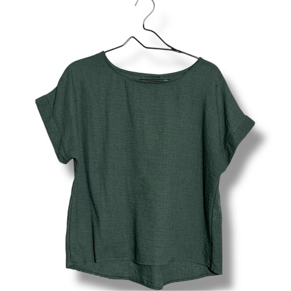Casual Loose Fit Green Short Sleeve Boxy Top Accented with White Buttons in Back - Picture 13 of 15